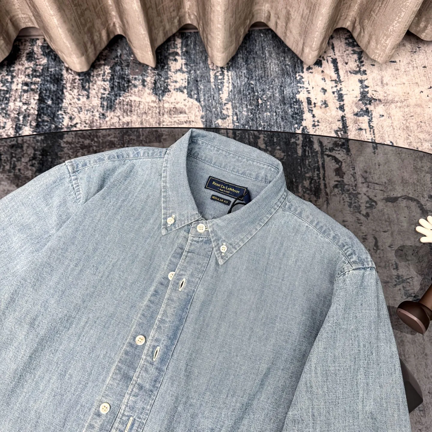 P400 [Original item] Top quality lapel long-sleeved washed denim shirt jacket Four-season men's two-color pure cotton shirt stone-washed retro casual denim shirt Denim shirt is really the most iconic product, decorated with colorful iconic pony embroidery, presenting a classic polo style design. It is a versatile choice from winter to summer. The multiple washes of denim greatly increase the comfort and softness of the fabric. The distressed effect is full of strong American retro style. This one is also closed with eyes closed. Simply YYDS~ The same style for men and women. It can be worn alone or as a cardigan. If you like looseness, choose one size larger. It is more suitable for inner wear~ The overall style is a loose version with a bit of boyfriend style. The silhouette is good and the drape is good. The upper body has a tough style~ It has an American retro denim style. This shirt is suitable for many occasions, whether it is daily leisure or commuting. It is a good choice. It can also be used as a layering jacket/coat. Color: dark blue, light blue, size: S-XL